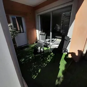 Spacieux &tres Calme. Spacious & Very Quiet Apartment. Carros